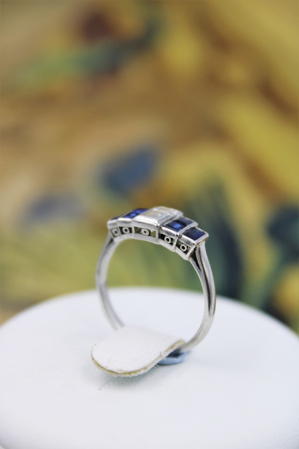 A very beautiful Art Deco 0.75 Carat Diamond and Sapphire Ring mounted in Platinum, English, Circa 1925 - image 3