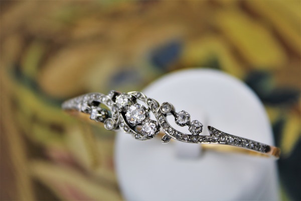 A very fine "Belle Epoque" Diamond Bangle in 18 ct. Yellow Gold & Platinum, French, Circa 1905. - image 2