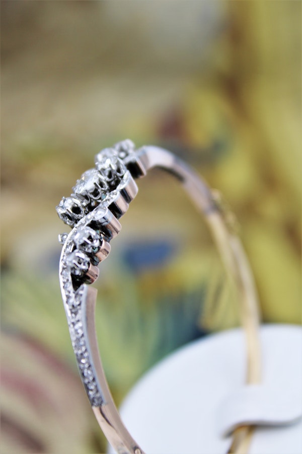 A very fine "Belle Epoque" Diamond Bangle in 18 ct. Yellow Gold & Platinum, French, Circa 1905. - image 3