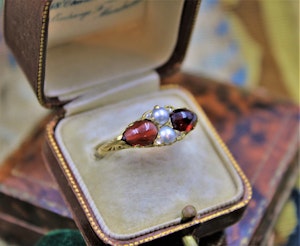 Downstairs at Grays: A very fine Victorian Pear Shaped Red Garnets, Pearls and Diamonds Ring set in High Carat Yellow Gold, English, Circa 1870