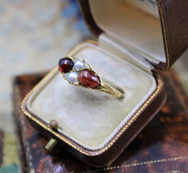 A very fine Victorian Pear Shaped Red Garnets, Pearls and Diamonds Ring set in High Carat Yellow Gold, English, Circa 1870 - image 3