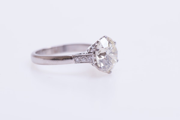 A 3.66 Carats Diamond Solitaire Engagement Ring mounted in Platinum, Circa 1950 - image 6