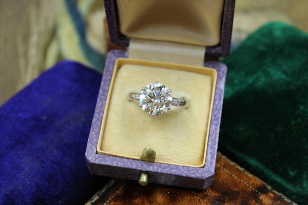 A 3.66 Carats Diamond Solitaire Ring mounted in Platinum, Circa 1950 - image 3