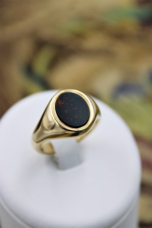 A very fine Bloodstone Signet Ring mounted in 9ct Yellow Gold (Hallmarked), English, Circa 1978