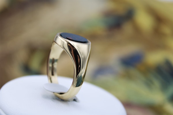 A very fine Bloodstone Signet Ring mounted in 9ct Yellow Gold (Hallmarked), English, Circa 1978 - image 2