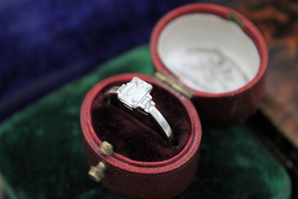 A very fine Emerald Cut Diamond Ring with Baguette Cut Stepped Shoulders set in 18ct White Gold, Pre-owned - image 3