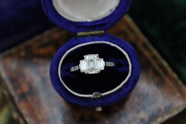 A very fine Emerald Cut Diamond Engagement Ring with Baguette Cut Shoulders set in 18ct White Gold, Pre-owned - image 2