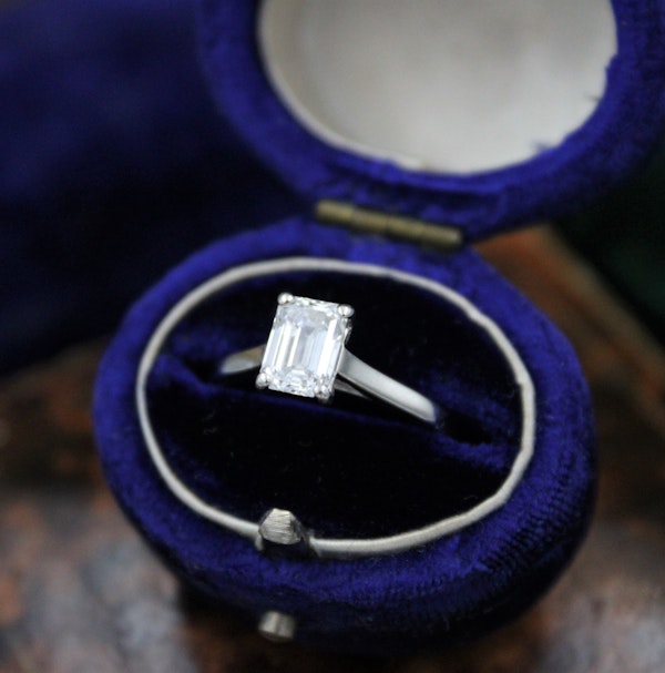 A very fine 0.91 Carat Emerald Cut, Diamond Solitaire Engagement Ring mounted in Platinum, Pre-owned - image 2
