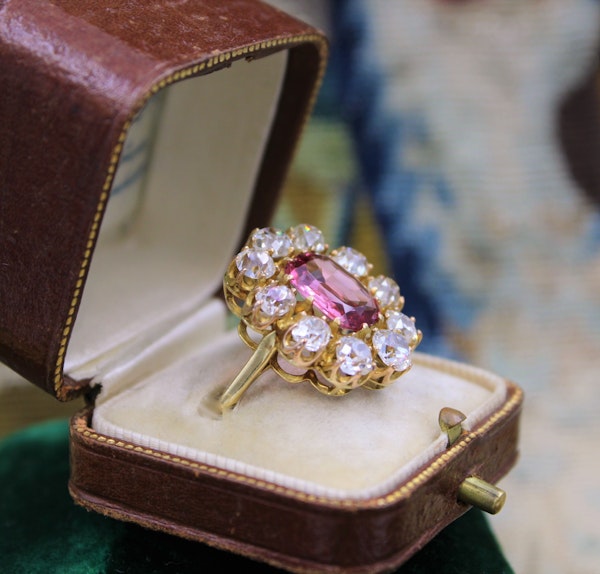 An extraordinary and rare 3.00 Carat Natural Pink Spinel & Diamond Cluster Ring set in 18 Carat Yellow Gold, Circa 1900 - image 4