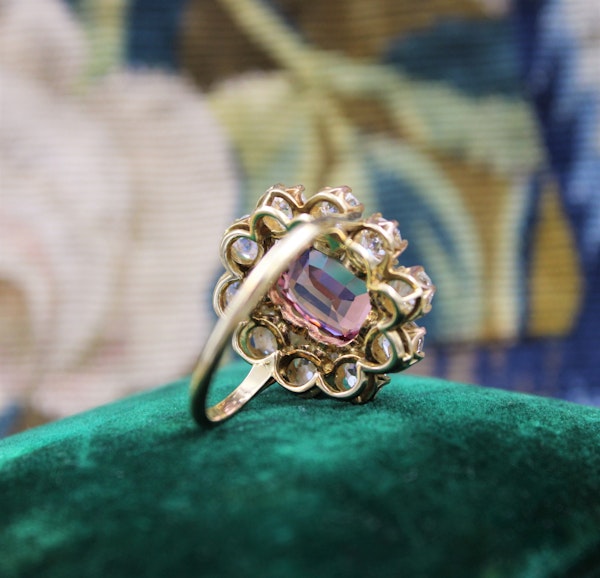 An extraordinary and rare 3.00 Carat Natural Pink Spinel & Diamond Cluster Ring set in 18 Carat Yellow Gold, Circa 1900 - image 6