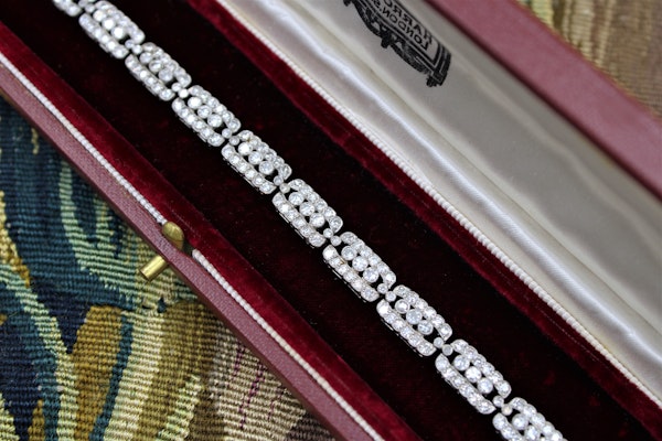 A very fine Art Deco Diamond Bracelet set in Platinum, English, Circa 1930 - image 2