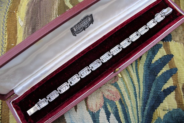 A very fine Art Deco Diamond Bracelet set in Platinum, English, Circa 1930 - image 4