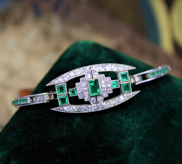 A very fine Art Deco Emerald & Diamond Bracelet set in Platinum & 9ct White Gold, English, Circa 1930 - image 1
