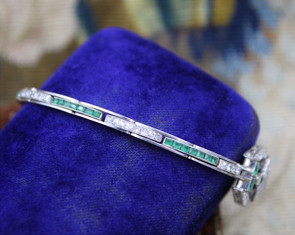A very fine Art Deco Emerald & Diamond Bracelet set in Platinum & 9ct White Gold, English, Circa 1930 - image 2