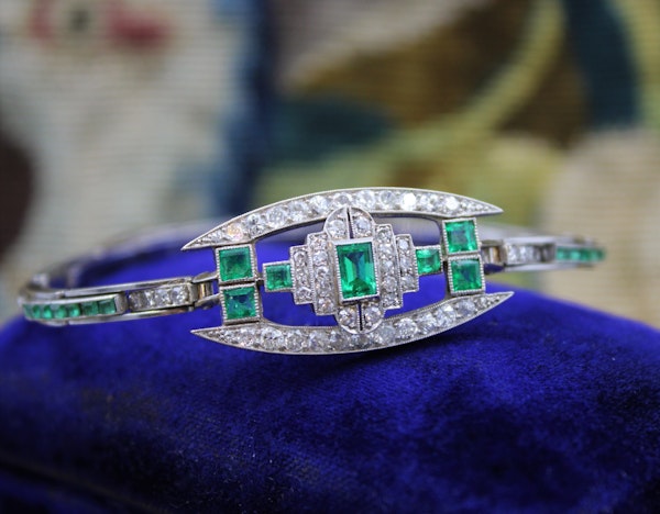 A very fine Art Deco Emerald & Diamond Bracelet set in Platinum & 9ct White Gold, English, Circa 1930 - image 3