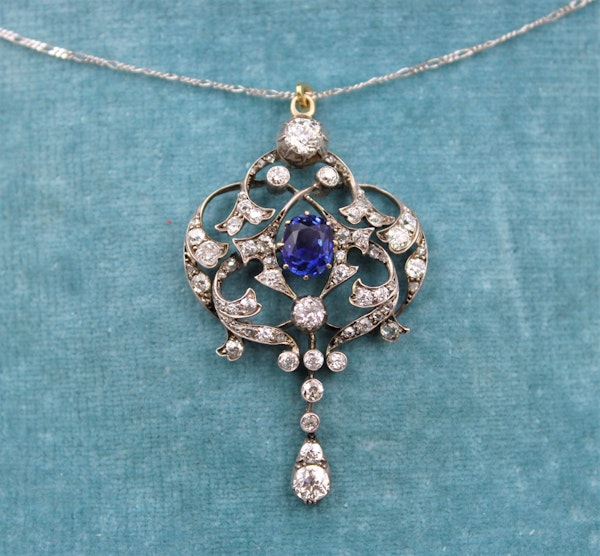 A very fine Edwardian 1.80ct Sapphire & Diamond, Lavaliere Pendant set in 18ct Yellow Gold & Platinum, English, Circa 1905 - image 1