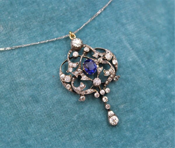 A very fine Edwardian 1.80ct Sapphire & Diamond, Lavaliere Pendant set in 18ct Yellow Gold & Platinum, English, Circa 1905 - image 2