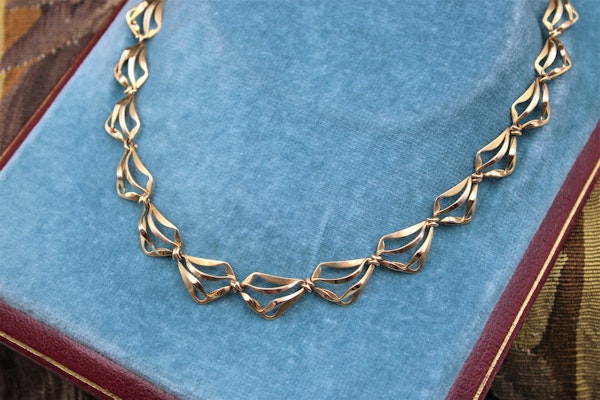 A very fine Abstract Open Link Design Graduated Gold Necklace in 18ct Yellow Gold, French, Circa 1970 - image 1