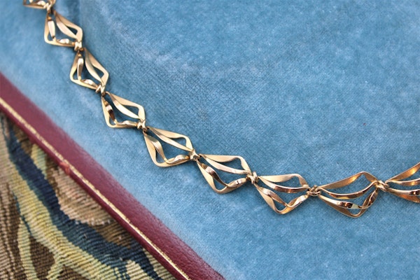 A very fine Abstract Open Link Design Graduated Gold Necklace in 18ct Yellow Gold, French, Circa 1970 - image 2