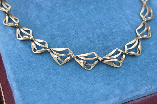 A very fine Abstract Open Link Design Graduated Gold Necklace in 18ct Yellow Gold, French, Circa 1970 - image 3
