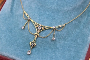 Downstairs at Grays: An exquisite 15ct Yellow Gold Edwardian Aquamarine & Pearl "Lavaliere" Necklace. Circa 1905