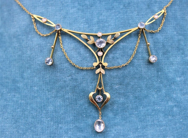 An exquisite 15ct Yellow Gold Edwardian Aquamarine & Pearl "Lavaliere" Necklace. Circa 1905 - image 2