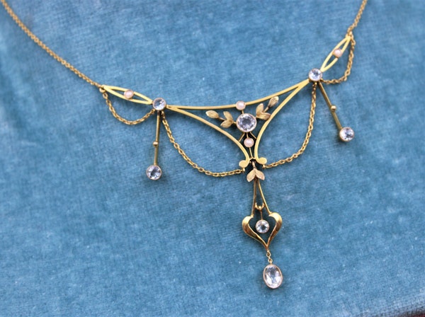 An exquisite 15ct Yellow Gold Edwardian Aquamarine & Pearl "Lavaliere" Necklace. Circa 1905 - image 3