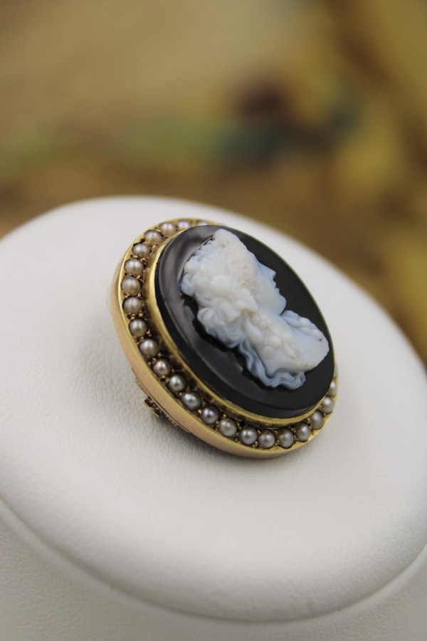 A very fine Hardstone & Natural Pearl Cameo Brooch in 15ct Yellow Gold, Circa 1870-1880. - image 2