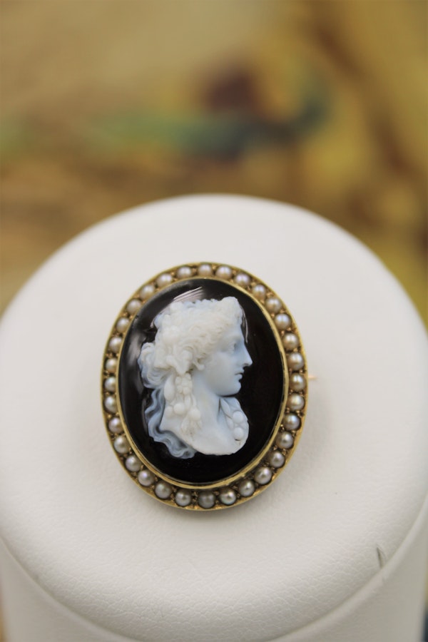 A very fine Hardstone & Natural Pearl Cameo Brooch in 15ct Yellow Gold, Circa 1870-1880. - image 4