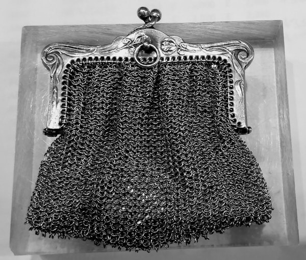 Silver small purse with medal - image 3