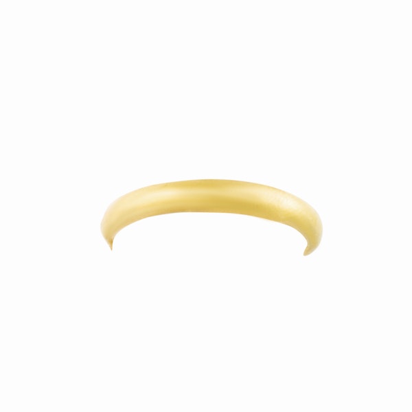 A 22ct Gold Wedding ring - image 2