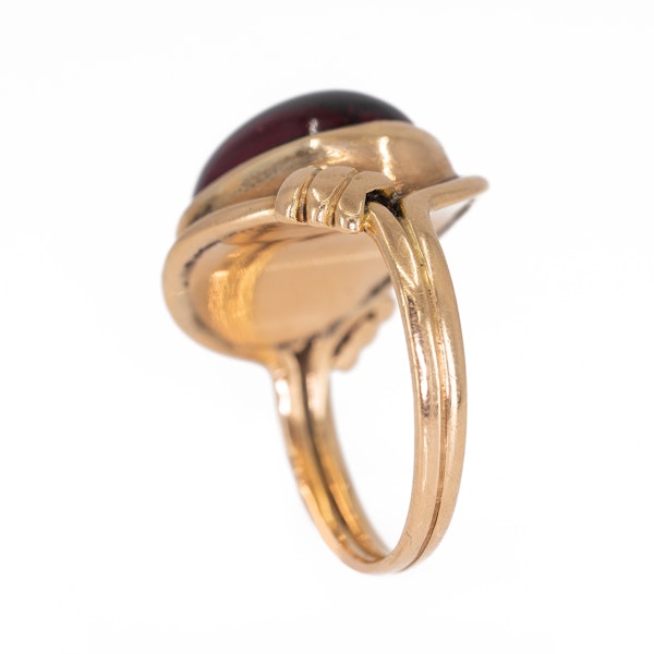 Garnet cabochon gold ring - image 2