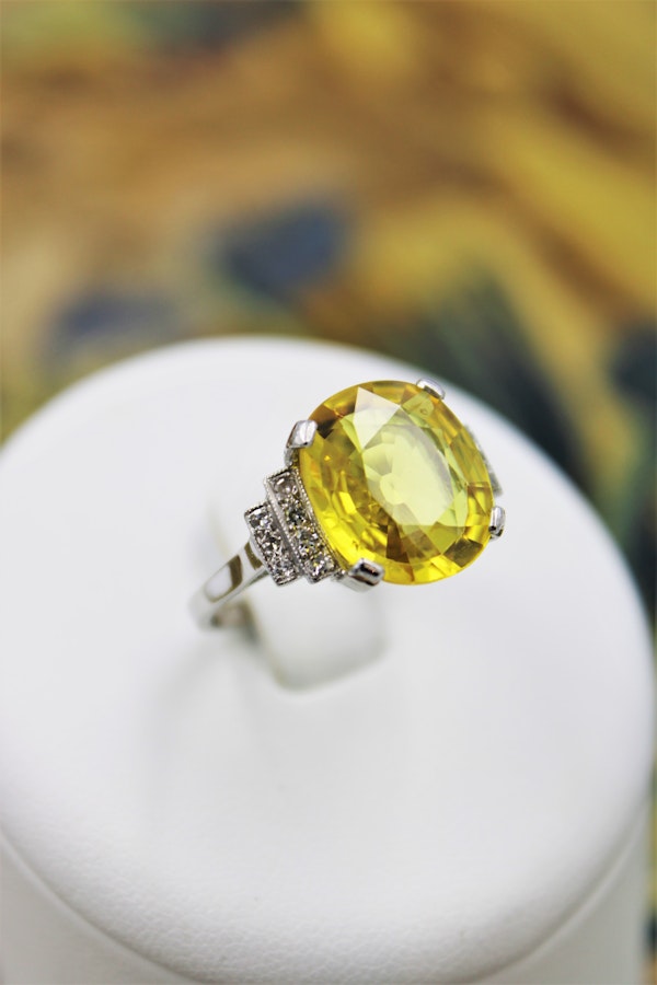 An exceptional Yellow Sapphire and Diamond Engagement Ring set in Platinum (Marked), Late 20th Century. - image 4