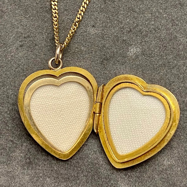 Locket in 9ct Gold dated London 1980, Lilly's Attic since 2001 - image 1