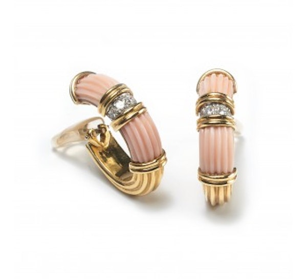 Vintage Fluted Coral Diamond And Gold Hoop Earrings Circa 1970 - image 2