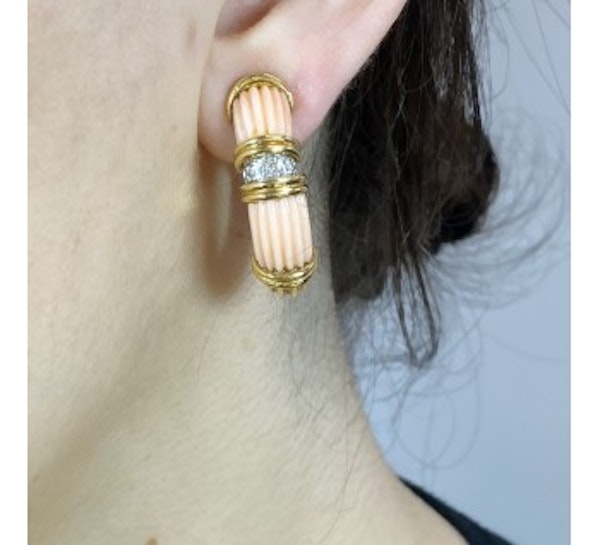 Vintage Fluted Coral Diamond And Gold Hoop Earrings Circa 1970 - image 3
