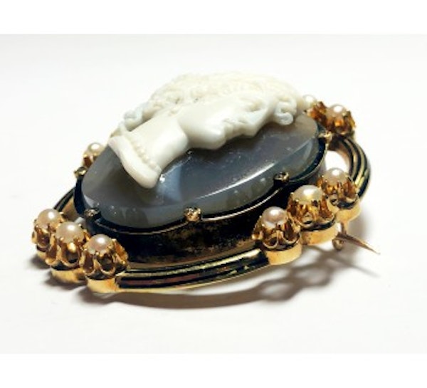 French Antique Sardonyx, Pearl, Enamel and Gold Cameo Brooch - image 3