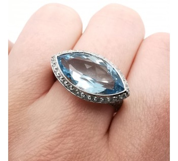 Modern Aquamarine Diamond and Platinum Cluster Ring, 4.69ct - image 4