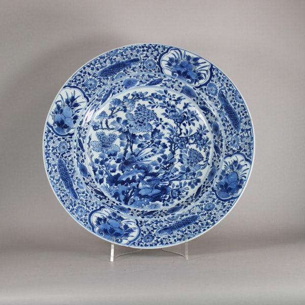Large Chinese blue and white 'peacock' charger, Kangxi (1662-1722) - image 2