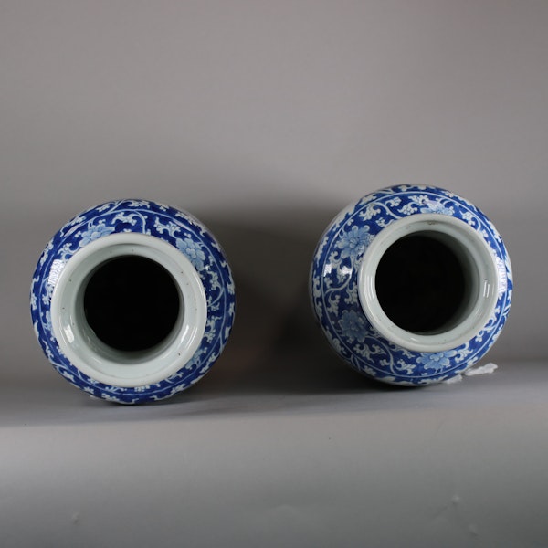 Pair of Chinese blue and white rouleau vases, Kangxi (1662-1722) - image 2