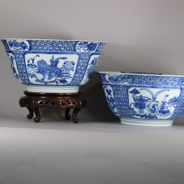 A pair of large Chinese blue and white punch bowls, Kangxi (1662-1722) - image 3