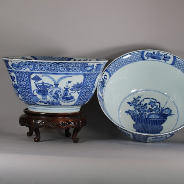 A pair of large Chinese blue and white punch bowls, Kangxi (1662-1722) - image 2