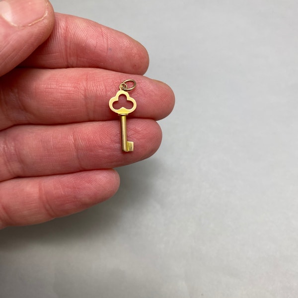 Charm in 9ct Gold Key date circa 1950, Lilly's Attic since 2001 - image 2