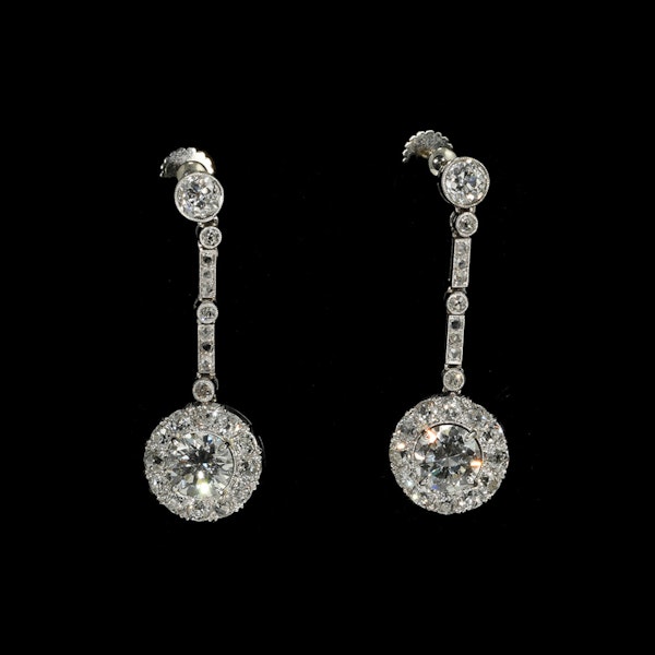 MM7071e Edwardian fine important drop cluster earrings (1.27ct /1.37ct centre diamonds I colour certificated) - image 1