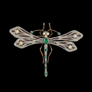 MM7083b Platinum diamond pearl emeralds plique du jour enamel dragonfly brooch 1920c
