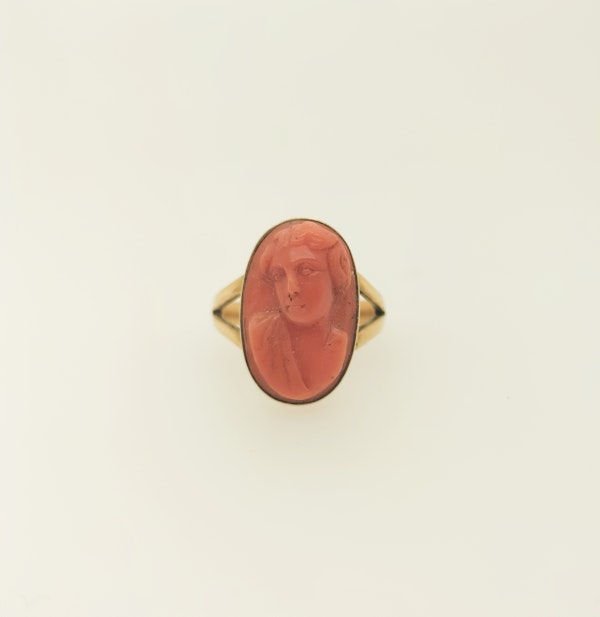 Coral cameo ring set in yellow gold - image 1