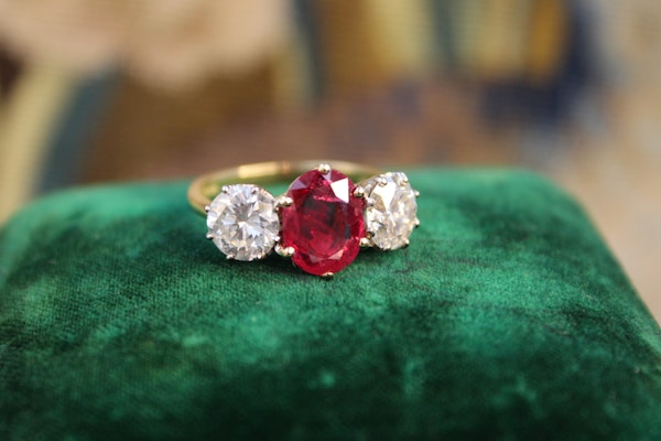 A three-stone Ruby & Diamond Engagement Ring in 18ct Yellow Gold, English, Circa 1970 - image 4