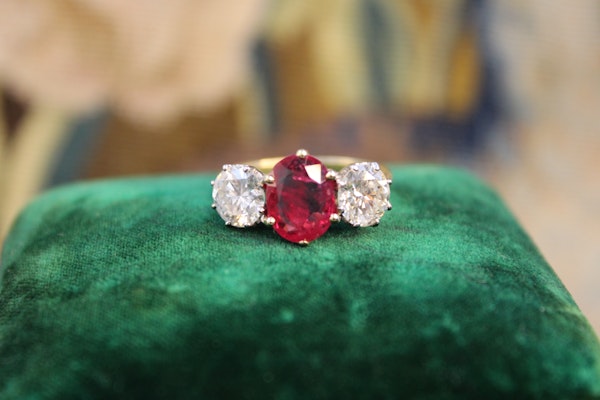 A three-stone Ruby & Diamond Engagement Ring in 18ct Yellow Gold, English, Circa 1970 - image 3