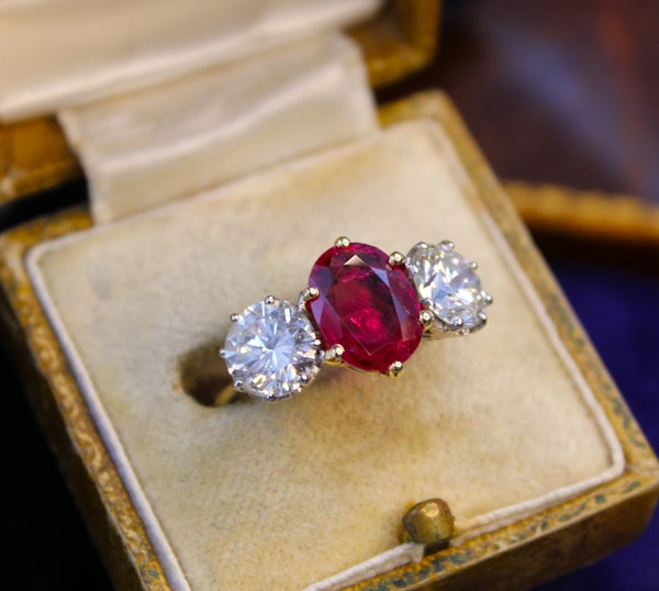 A three-stone Ruby & Diamond Engagement Ring in 18ct Yellow Gold, English, Circa 1970 - image 1