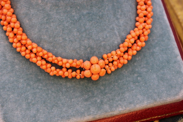 A natural Coral graduated double row necklace with a Coral and 9ct Yellow Gold Clasp, Circa 1940 - image 4